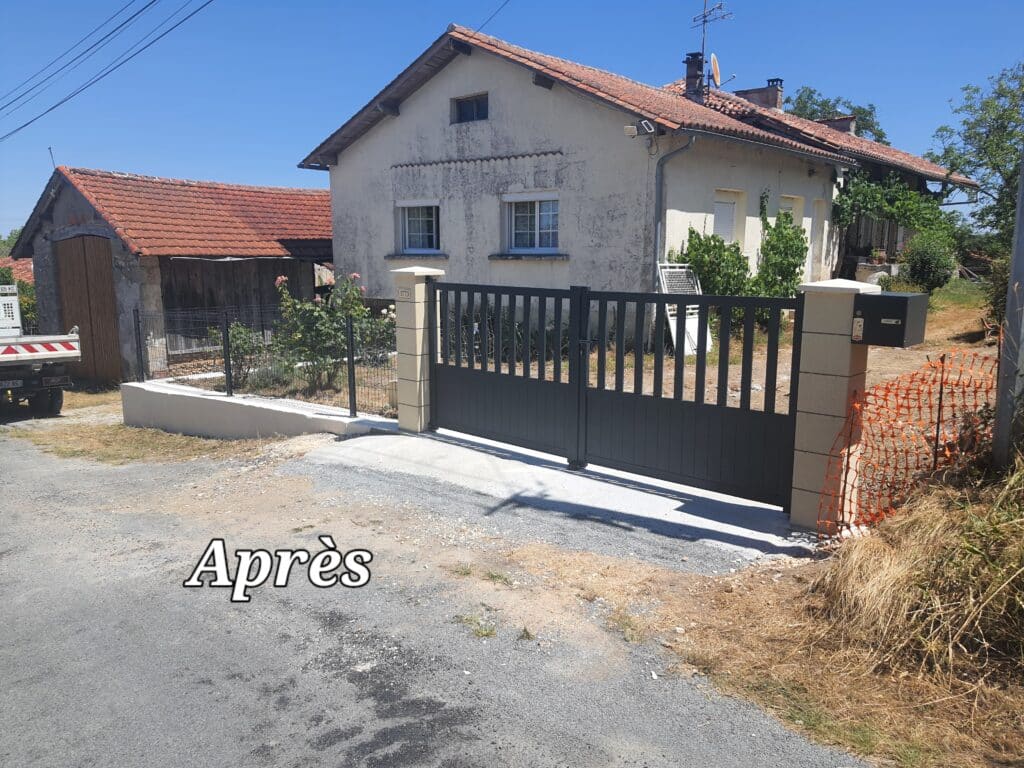 Maison avec nouveau portail gris et piliers beiges. L'inscription '1773' et 'Après' est visible. Allée en gravier sous ciel bleu.